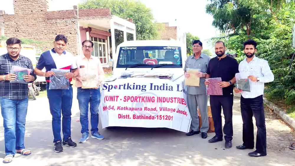Sportking India Limited: स्पोर्टकिंग इंडिया लिमिटेड ने भारत विकास परिषद अबोहर को 5500 कपड़े भेंट किए