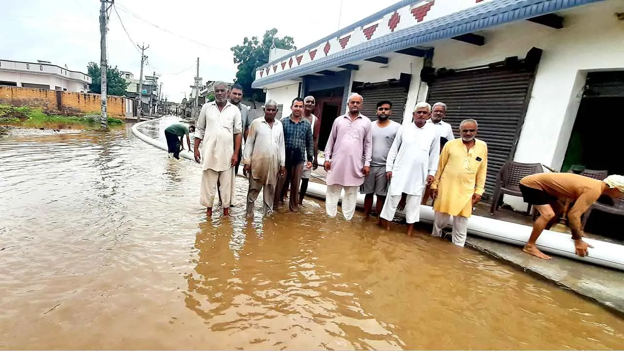 दहमान गांव में लगातार बारिश से जलभराव, 300 घर डूबे, 15 परिवार घर छोड़ने को मजबूर