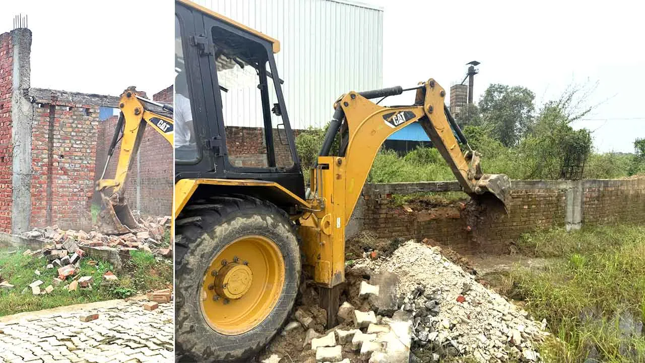 Bulldozer Action: बिलासपुर में जिला नगर योजनाकार यमुनानगर द्वारा अवैध कॉलोनी निर्माण को तोड़ा गया