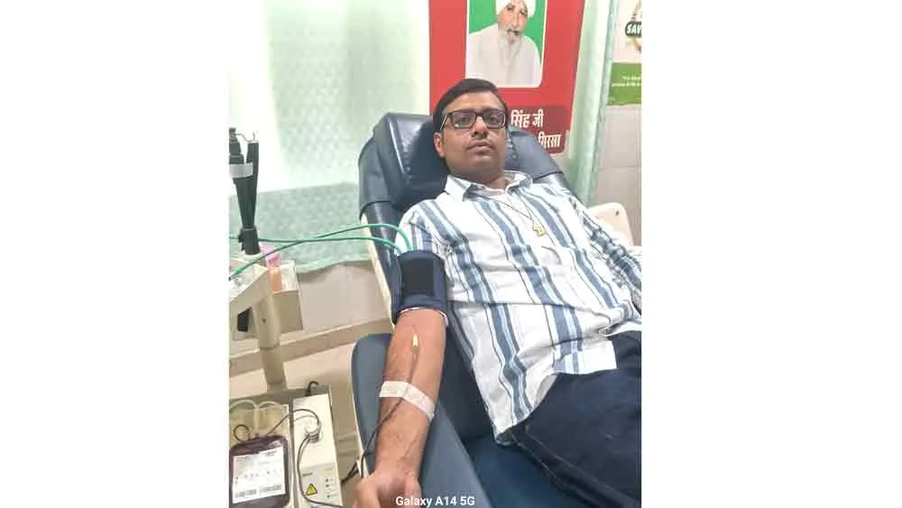 Blood Donation: रक्तदान कर निभाया मानवता का धर्म