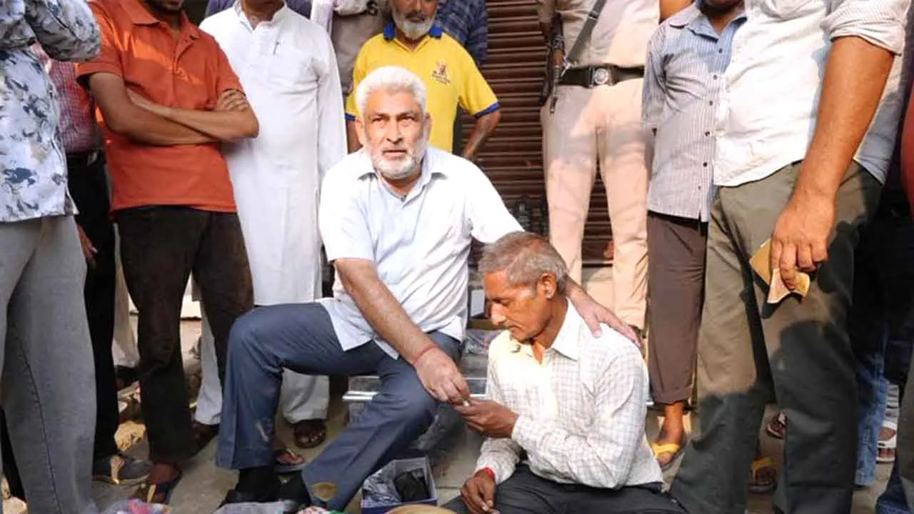 Punjab Flood: बाढ़ पीड़ितों के साथ चट्टान की तरह खड़ी पंजाब सरकार! रोजगार के लिए खोला मदद का खजाना, परिवारों को मिली आर्थिक सहायता!