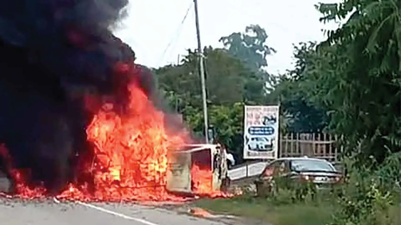 Car Fire Accident: चलती कार में लगी अचानक आग, बाल-बाल बचा चालक