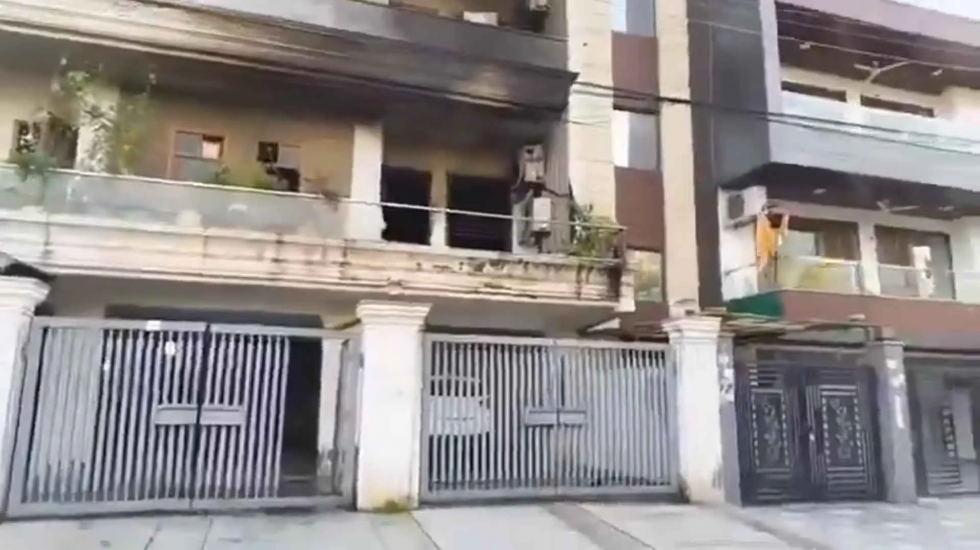 Faridabad Fire: फरीदाबाद में आग लगने से जिन्दा जले दंपति और बेटी, बेटे ने बालकनी से कूदकर बचाई जान