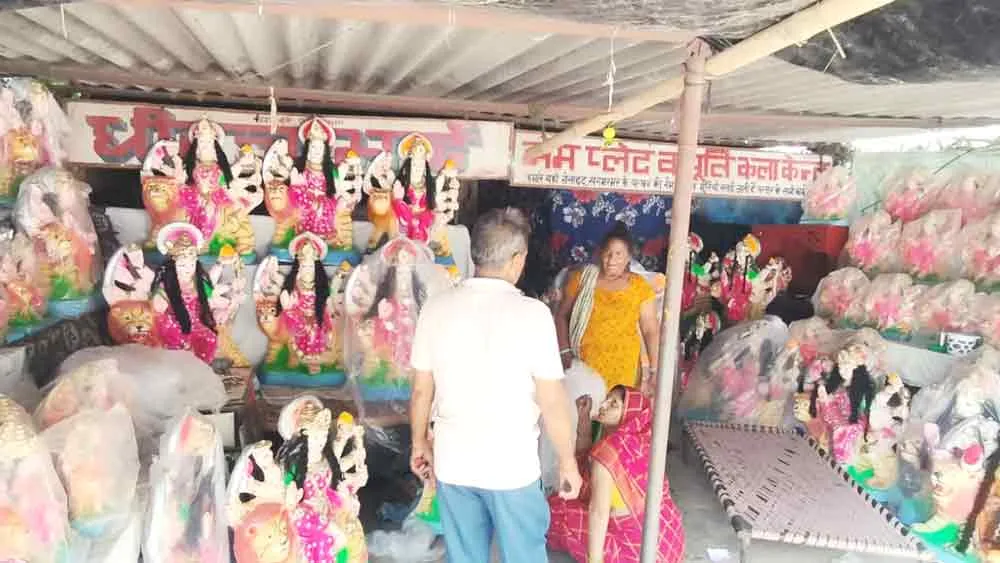 नवरात्रि से पहले विभिन्न स्थानों पर मूर्ति खरीदने वालों की दिखाई दी भीड़
