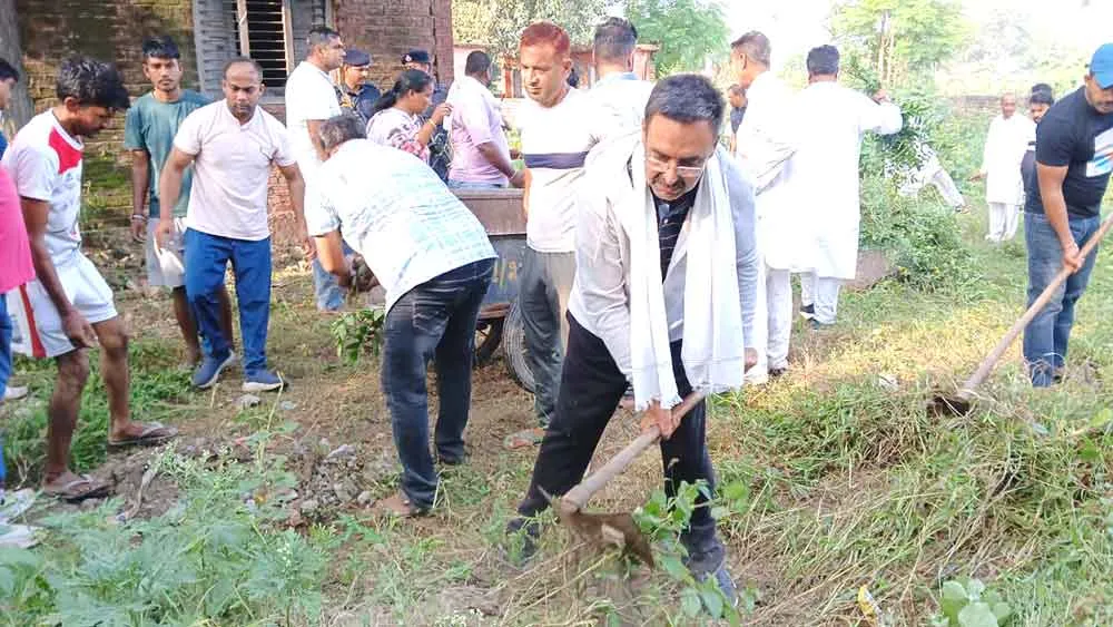 विधानसभा अध्यक्ष हरविन्द्र कल्याण ने प्रधानमंत्री के जन्मदिन पर सेवा पखवाड़े के तहत कंबोपुरा में युवाओं संग चलाया सफाई अभियान