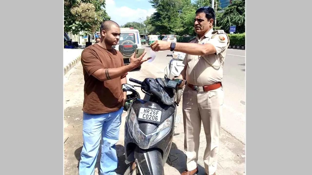 Traffic Challan: स्कूटी के 28 चालान के दो लाख जुर्माना नहीं भरने पर पुलिस ने जब्त की स्कूटी