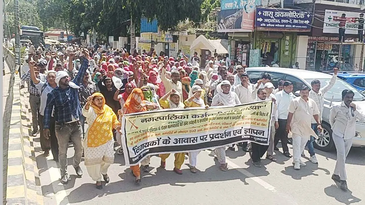 अपनी मांगों को लेकर फिर से गरजे सफाई कर्मचारी, निकाला जुलूस