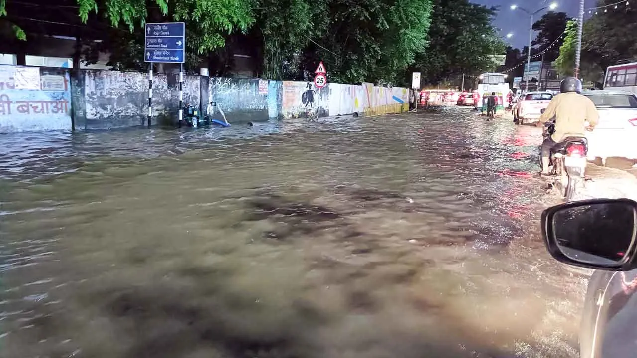 भारी बरसात के अलर्ट पर वर्क फ्रॉम होम की सलाह