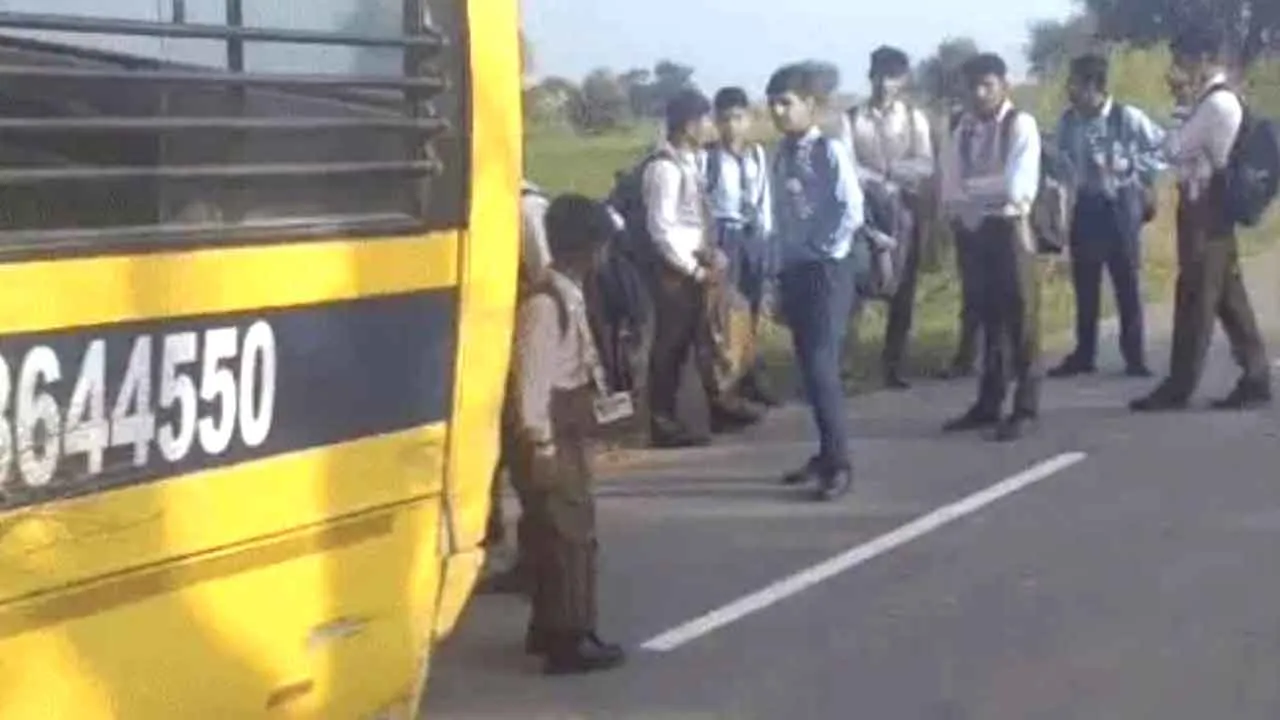 School Bus: चलती स्कूल बस का टायर धंसा, 50 बच्चों की बाल-बाल बची जान