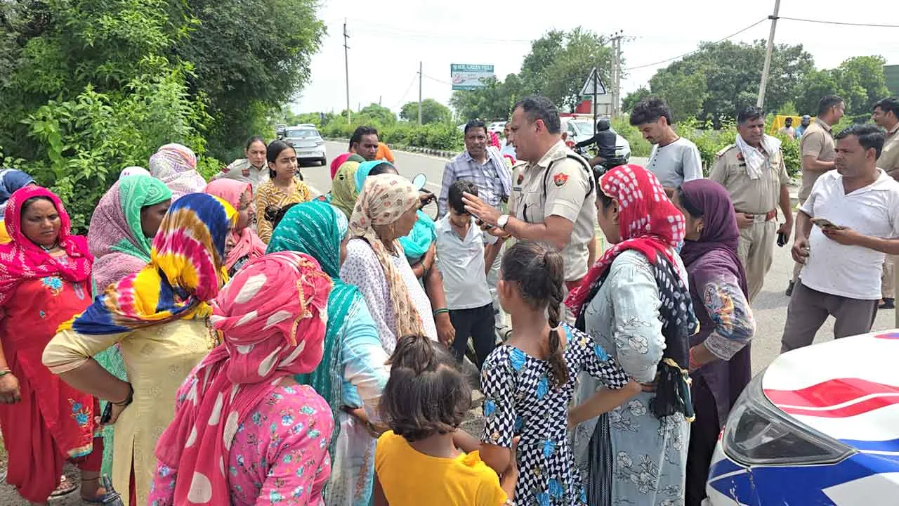 झज्जर में जल भराव से परेशान महिलाएं उतरी सड़कों पर, बदली रोड किया जाम