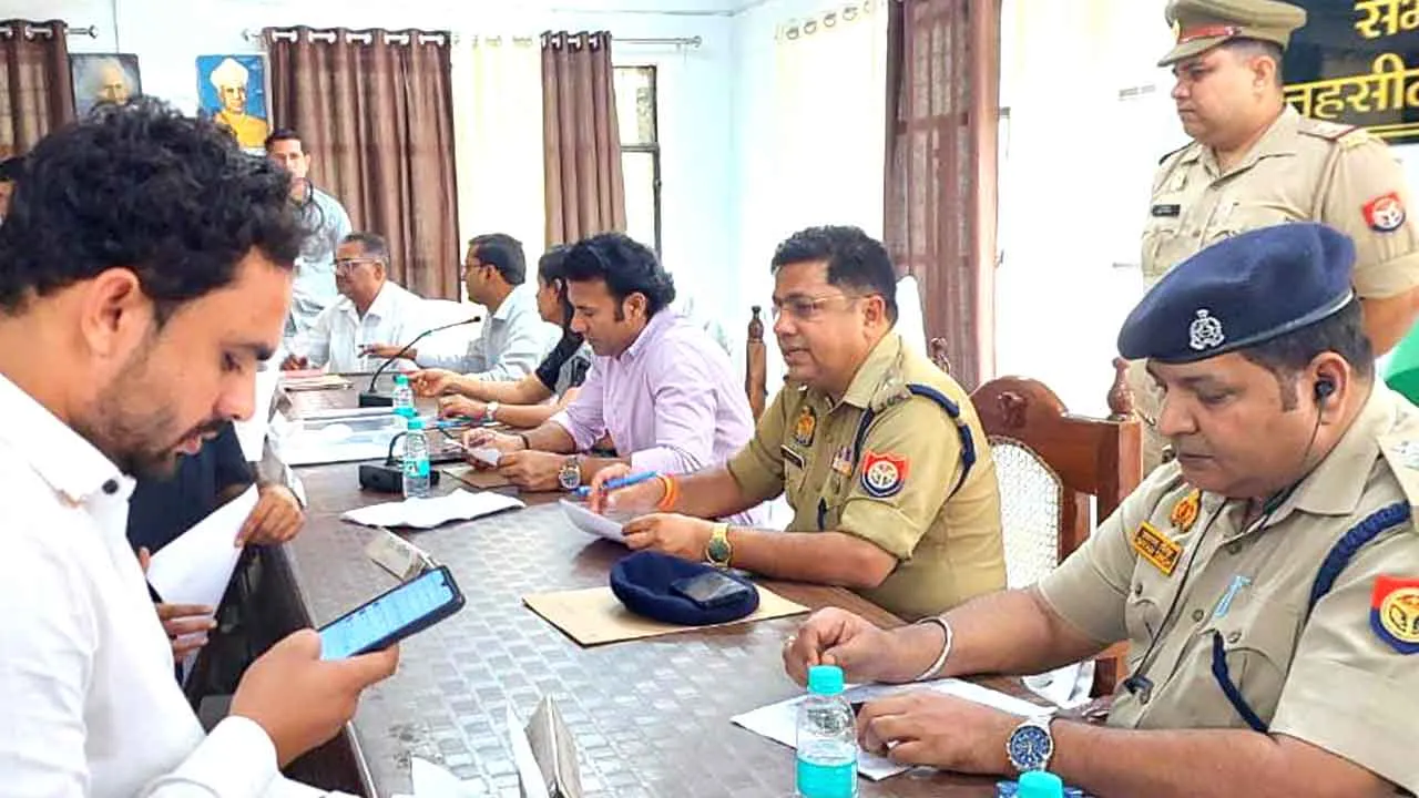 सम्पूर्ण समाधान दिवस में पहुंचे डीएम-एसपी, सुनी जनसमस्याएं