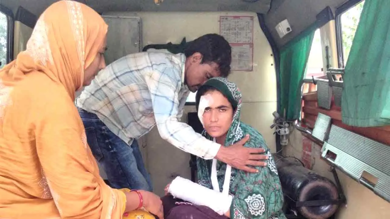 संदिग्ध परिस्थितियों में छत से गिरी विवाहिता की उपचार के दौरान मौत