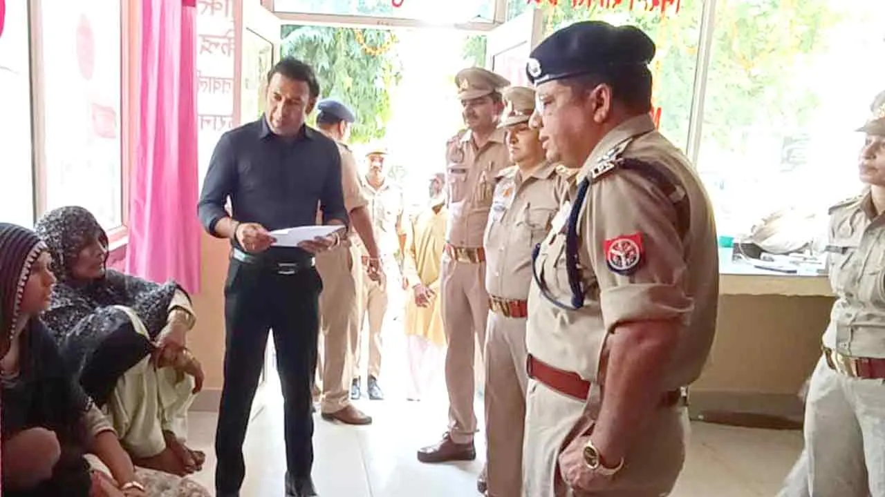 मिशन शक्ति केंद्र के निरीक्षण पर पहुंचे डीएम-एसपी, दिए निर्देश