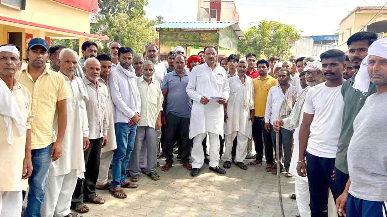 कोतवाली पहुंचे ऊंचागांव के ग्रामीण, खाद के गड्ढों के उचित प्रबंध की मांग