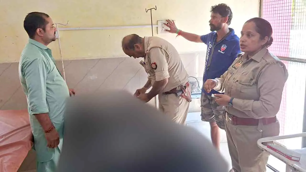 Kairana Road Accident: कैराना में बस से उतरते वक्त सड़क पर गिरी बीए की छात्रा, मौत