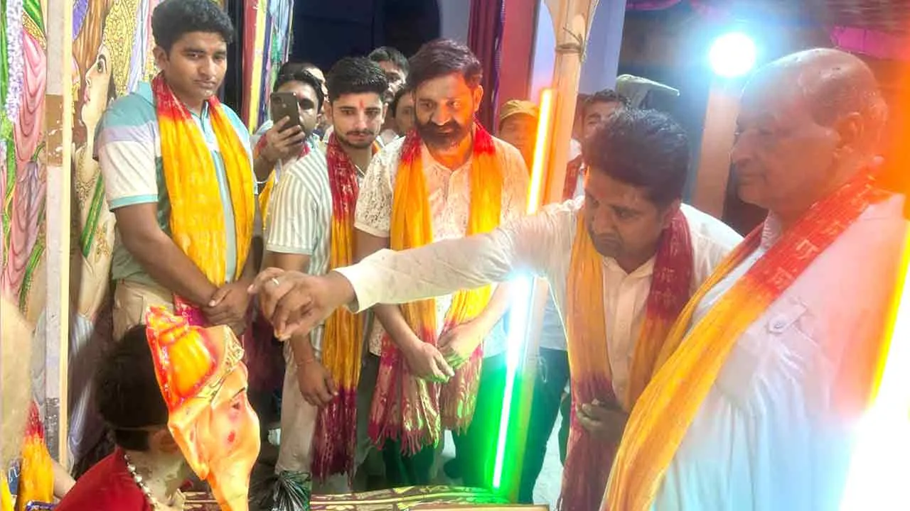 Ramlila: पत्रकार संगठन कैराना के अध्यक्ष संदीप इन्सां ने दीप प्रज्वलित कर किया 11वें दिन की लीला का शुभारंभ