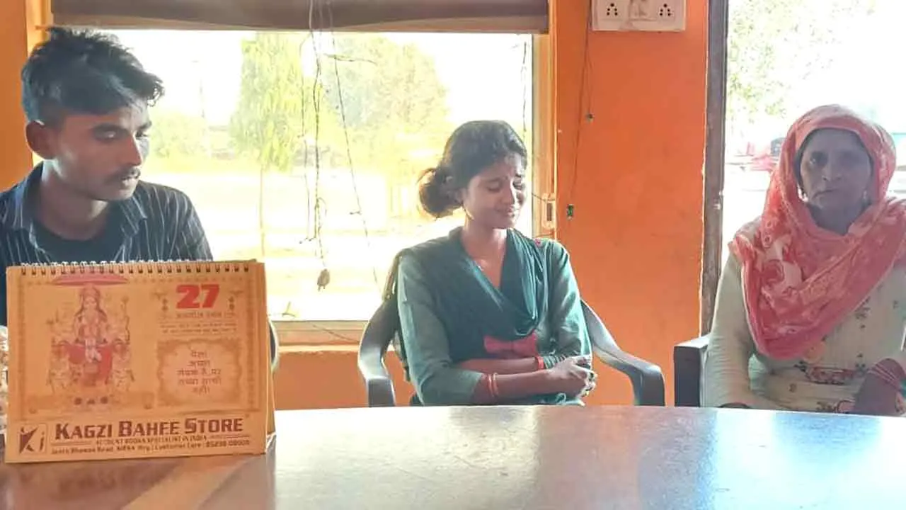 पत्नी से झगड़कर सुसाइड करने यमुना पर पहुंचा युवक, पुलिस ने बचाया