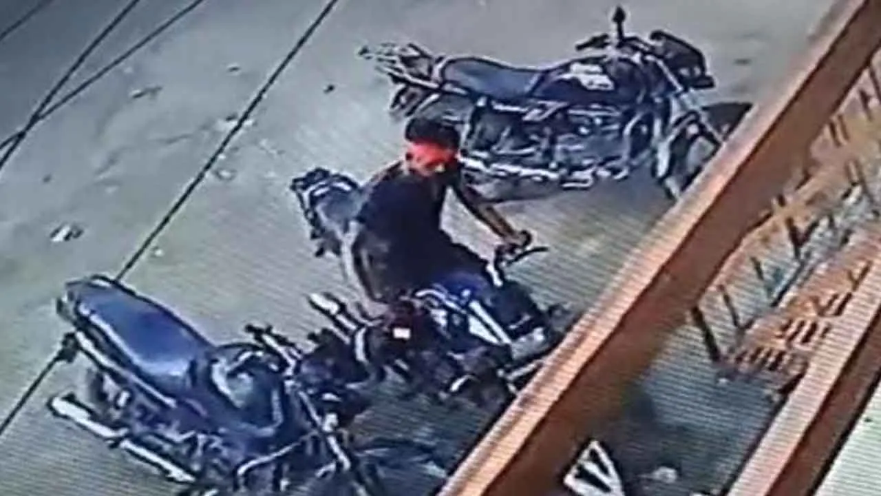 सीओ ऑफिस के सामने से बाइक चोरी, घटना सीसीटीवी में कैद