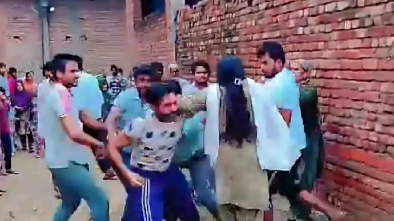 रास्ता बंद करने के विरोध पर दम्पत्ति पर हमला, गम्भीर