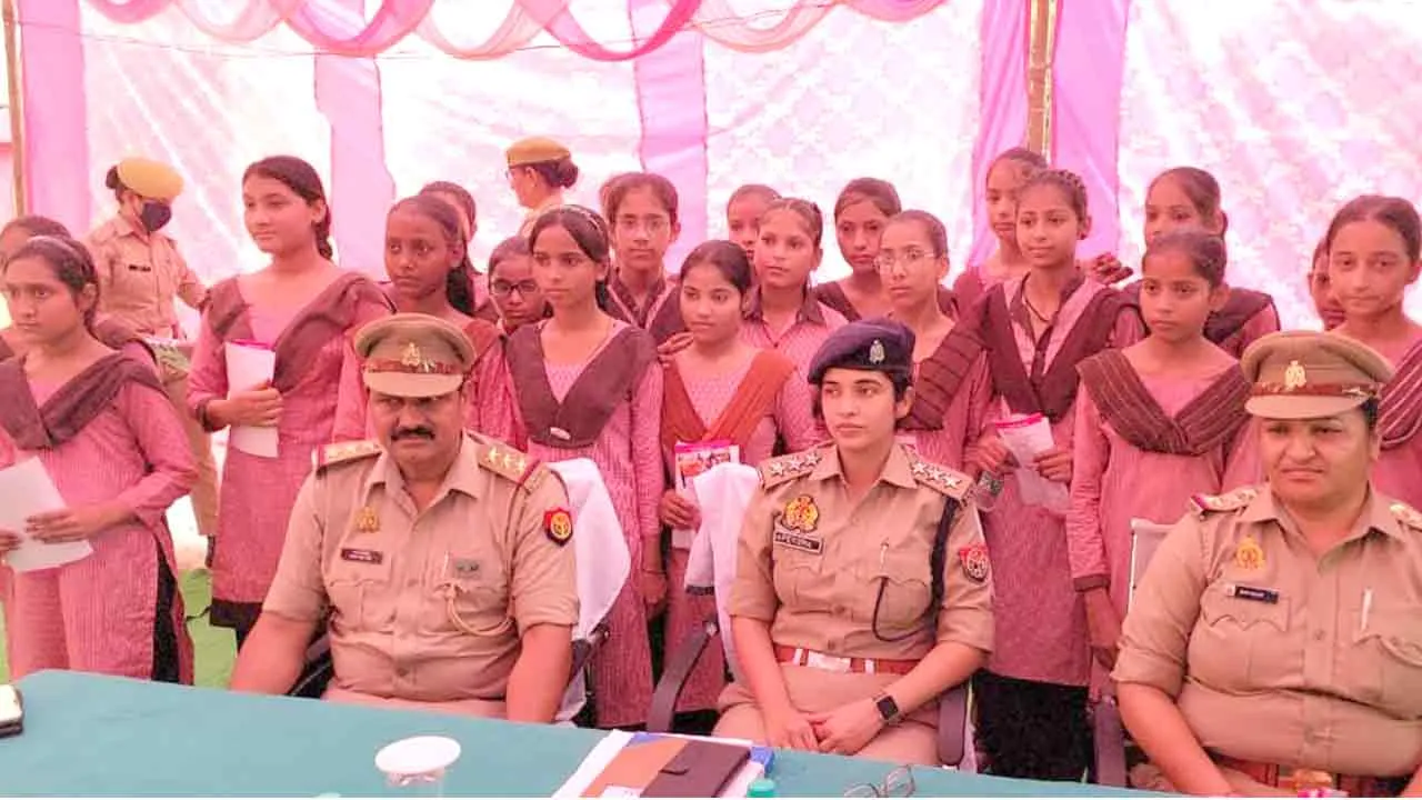 स्कूली छात्राओं से स्थापित किया संवाद, अधिकारों के प्रति किया जागरूक