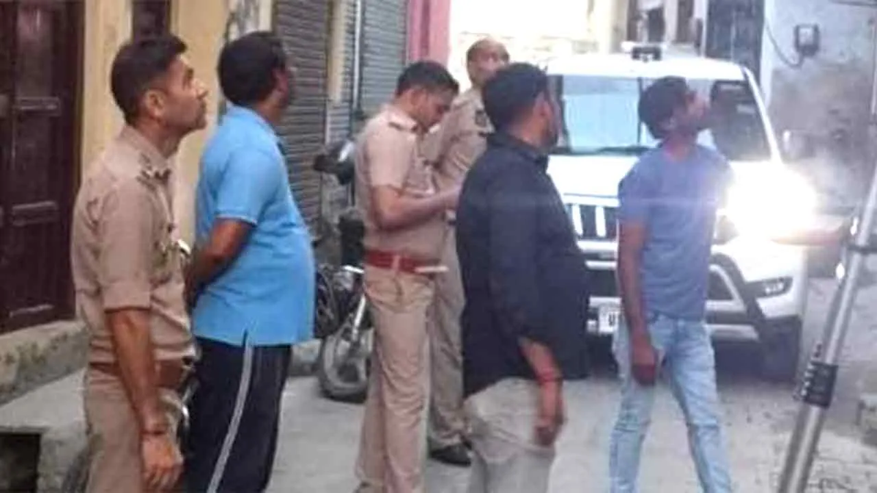 सात घरों में पकड़ी बिजली चोरी, एफआईआर दर्ज