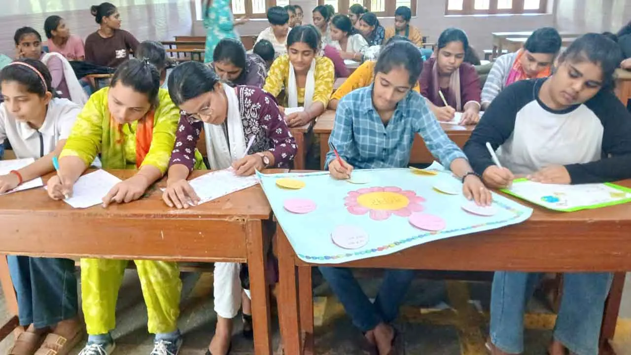 विश्व आत्महत्या रोकथाम विषय पर पोस्टर मेकिंग प्रतियोगिता का आयोजन