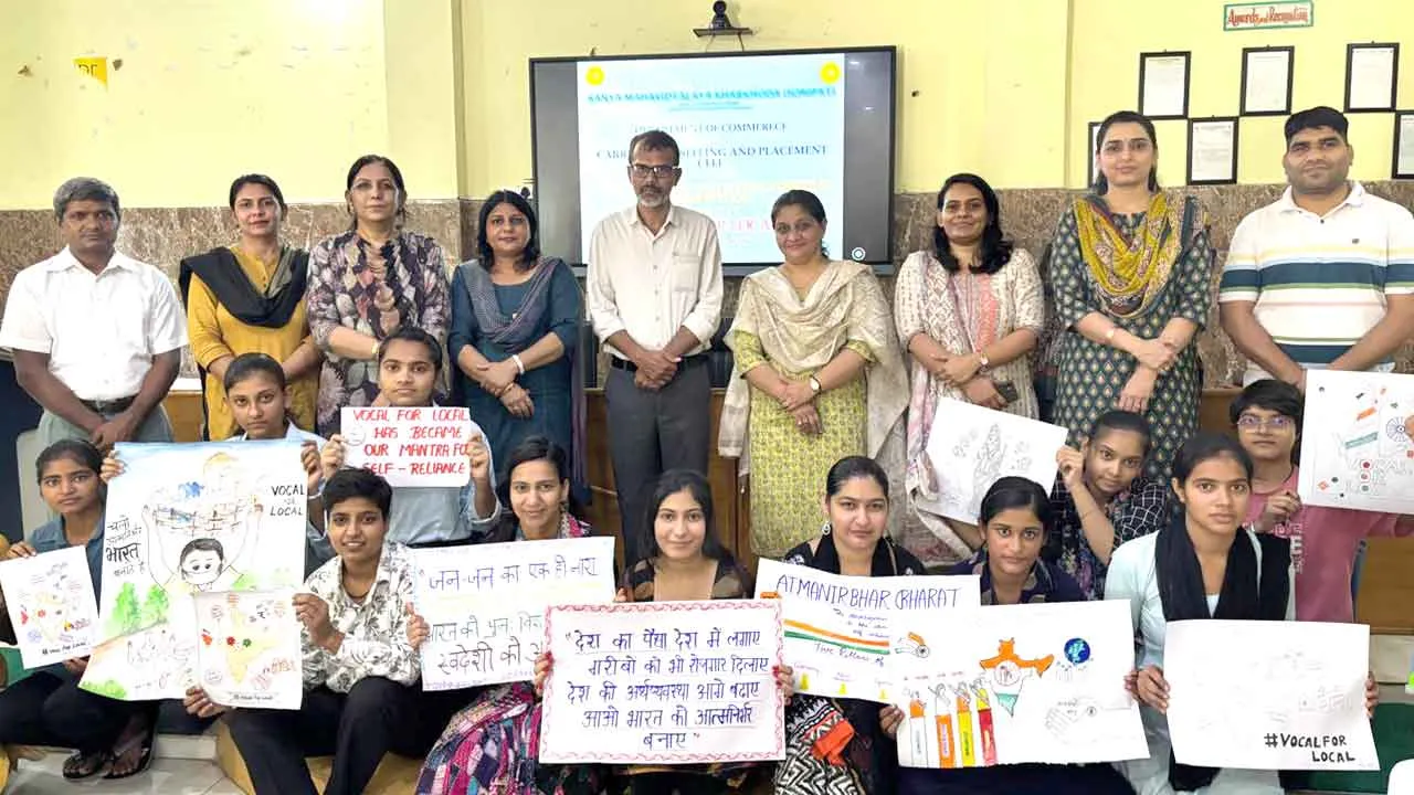 पोस्टर मेकिंग में नैंसी व स्लोगन राइटिंग में मुस्कान रही प्रथम