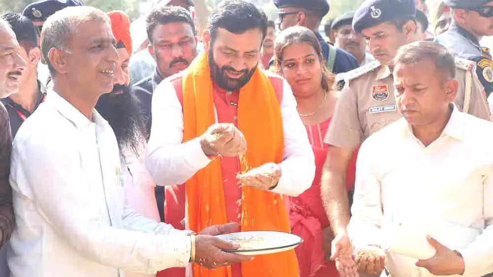 Nayab Singh Saini: सीएम सैनी ने लाडवा अनाज मंडी से किया धान के खरीद कार्य का शुभारंभ
