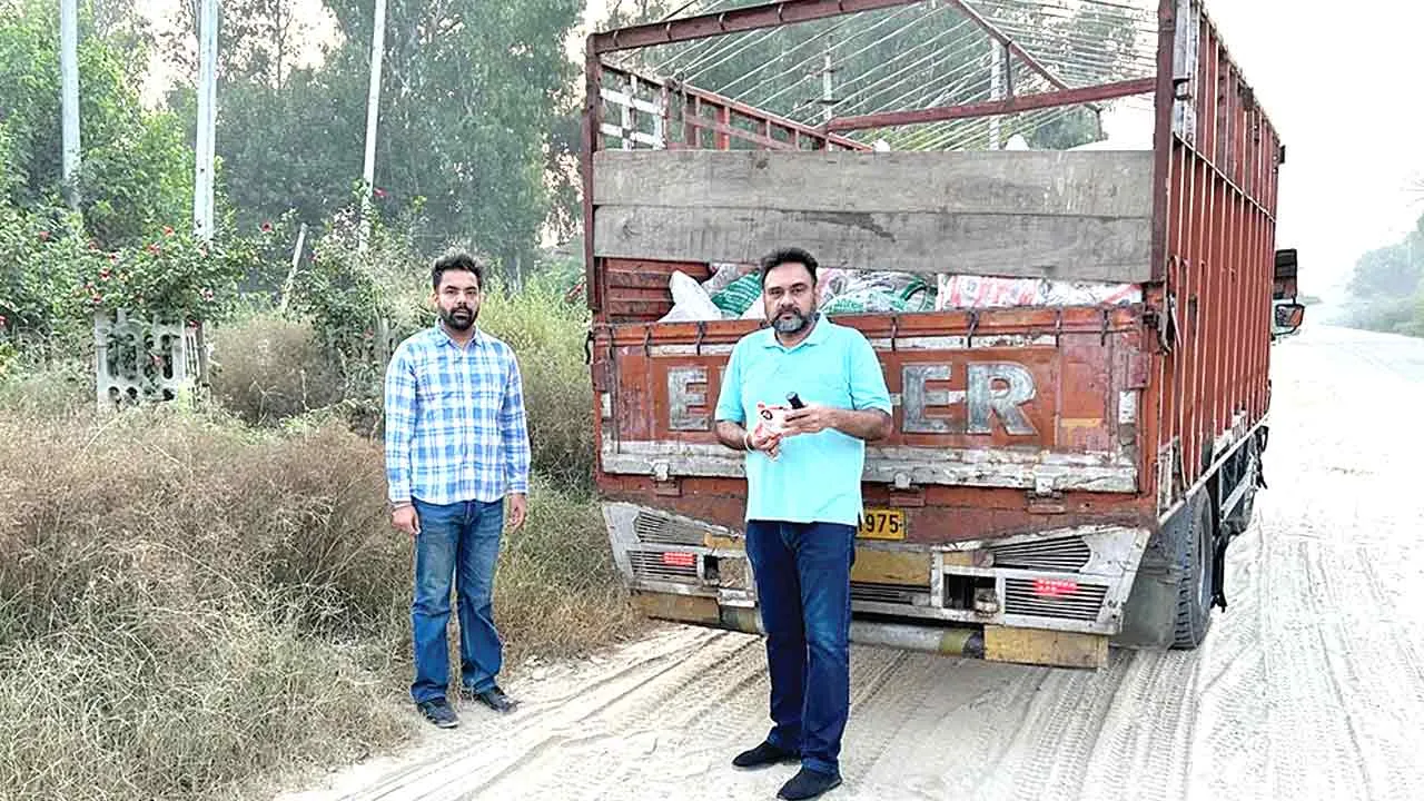 त्योहारों के मद्देनजर: स्वास्थ्य विभाग ने दिनभर नाके लगाकर की चेकिंग