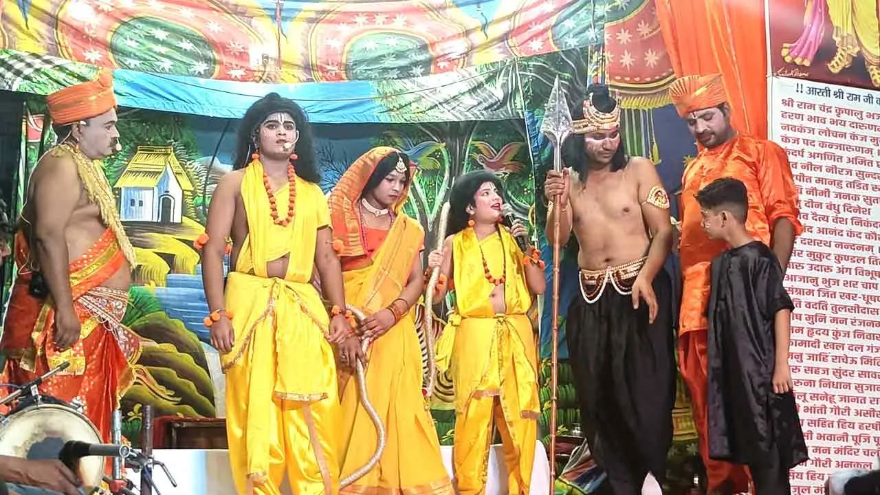Ramlila: सरयू तट का अद्भुत मंचन, रामलीला में गूँजा सेवा और भक्ति का संदेश
