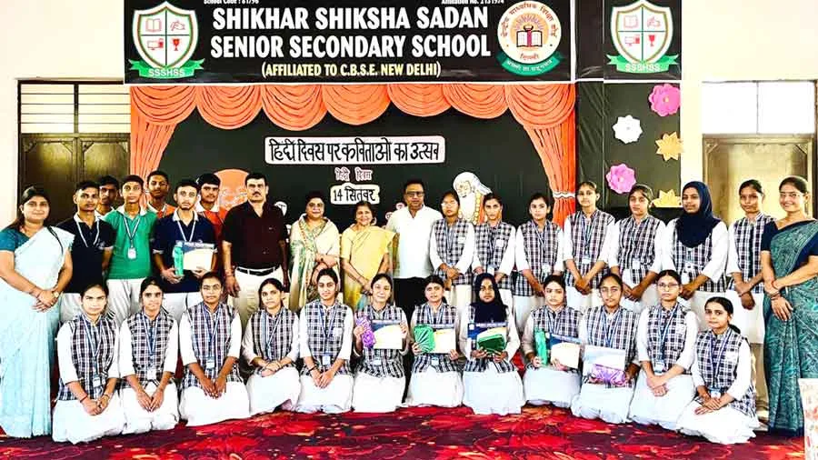 शिखर शिक्षा सदन सीनियर सेकेंडरी स्कूल, मीरांपुर में हिन्दी दिवस पर कविता पाठ प्रतियोगिता का भव्य आयोजन