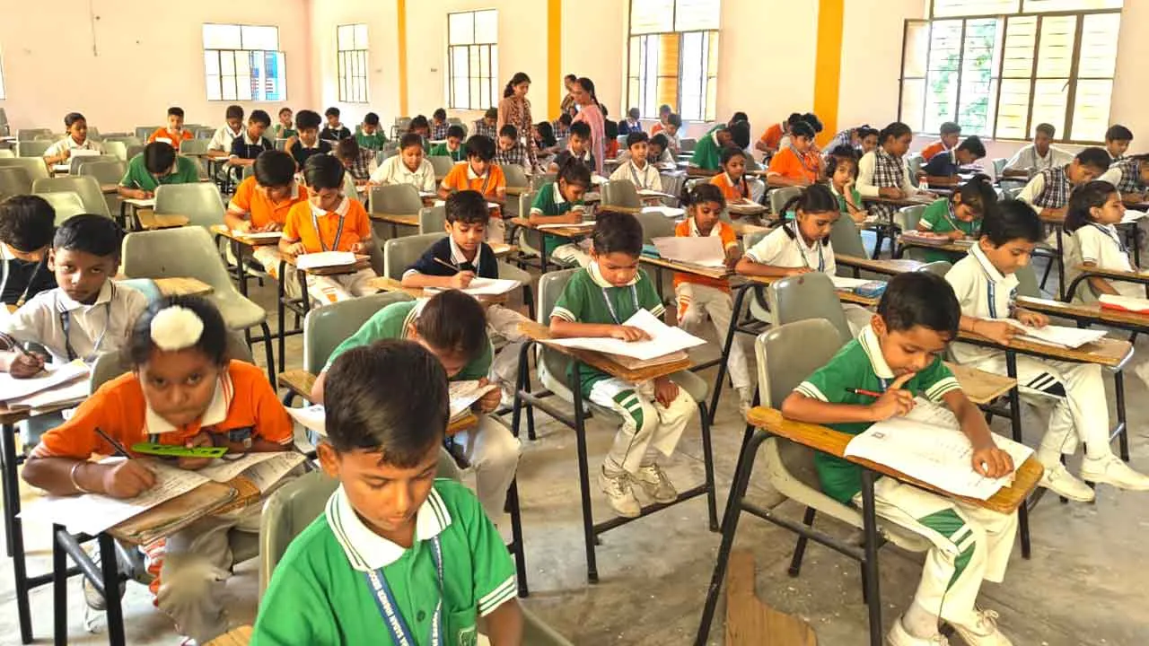 शिखर शिक्षा सदन में अंतरराष्ट्रीय हिंदी ओलंपियाड परीक्षा आयोजित