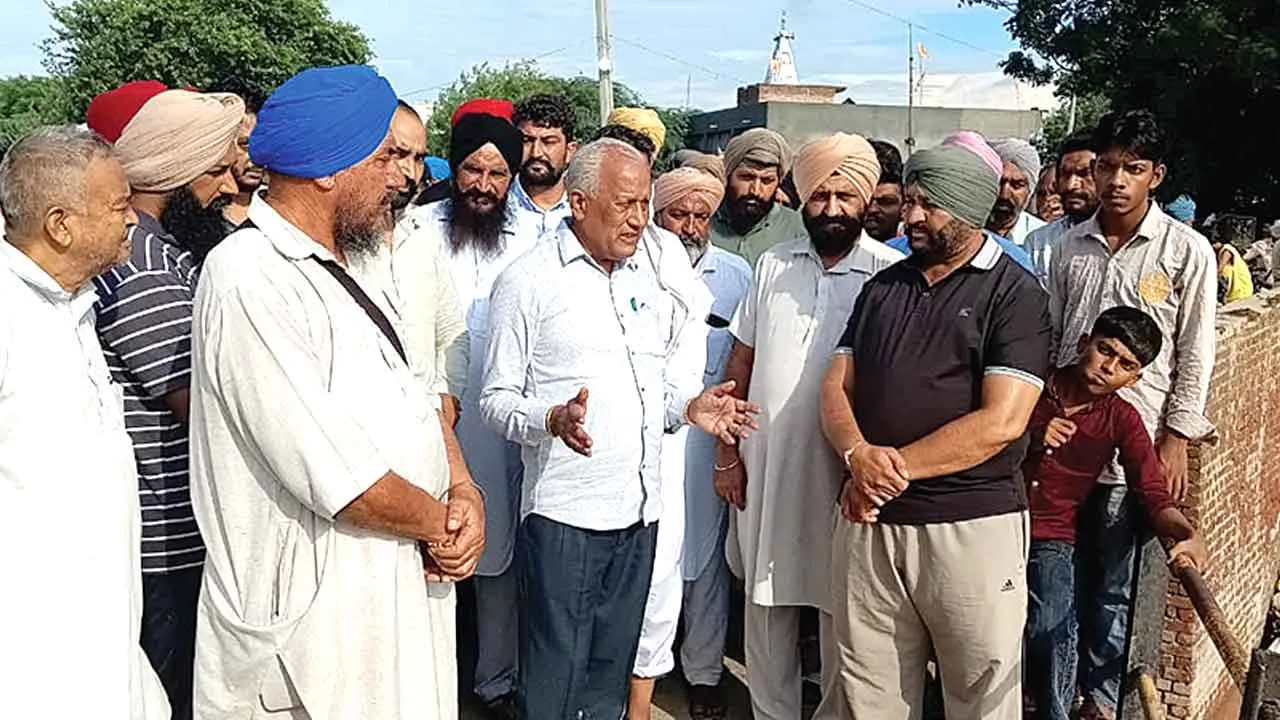मंत्री ने कमजोर तटबंधों पर लगवाई रेत की बोरियां