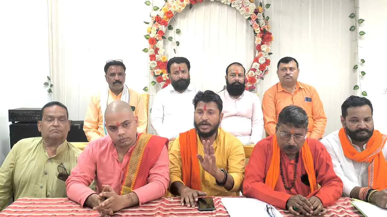 मुजफ्फरनगर में प्राचीन शिव मंदिर पर कब्जे का विवाद, पुजारी परिवार पर बढ़ा दबाव