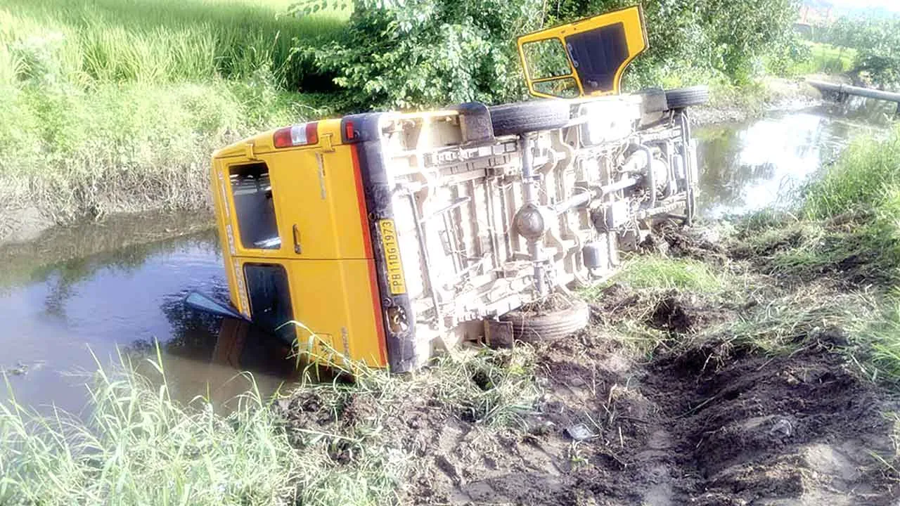 गंदे नाले में पलटी स्कूल वैन, 21 बच्चों को निकाला बाहर