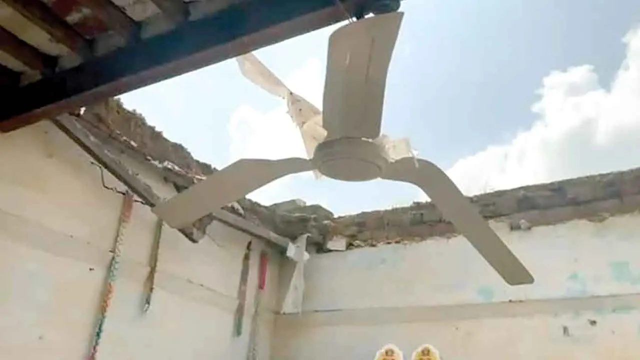 Roof Collapsed: छत गिरने से एक ही परिवार के पांच लोग गंभीर घायल