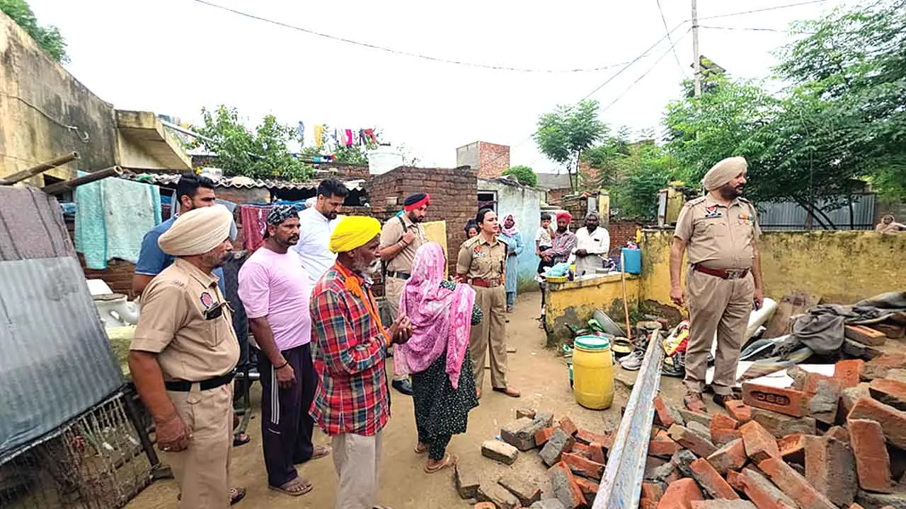 तेज बारिश से गिरी छत, मानवता की मिसाल बनीं डीएसपी मनदीप कौर ने दिया एक माह का वेतन