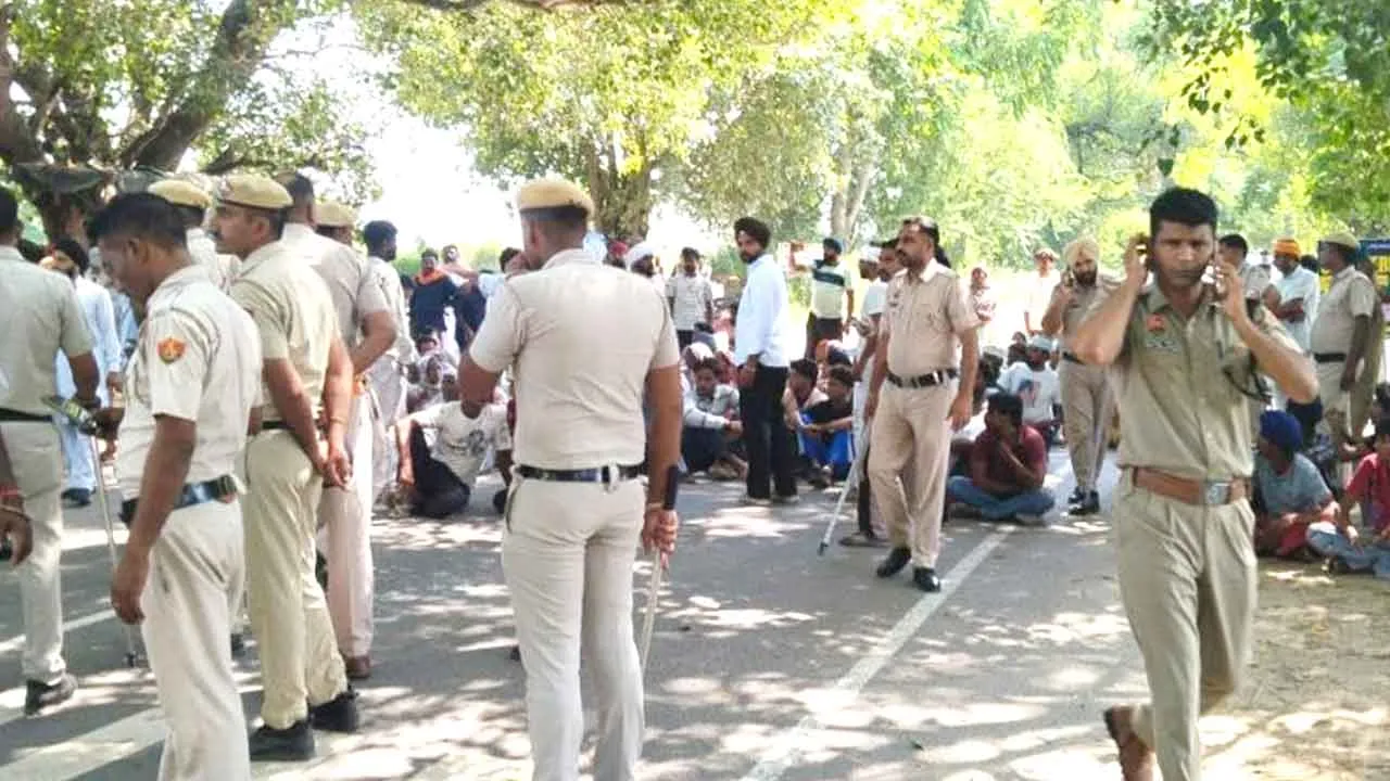 हत्यारोपियों की गिरफ्तारी की मांग को लेकर ग्रामीणों ने किया रोड जाम, पुलिस ने किया 4 लोगों को गिरफ्तार
