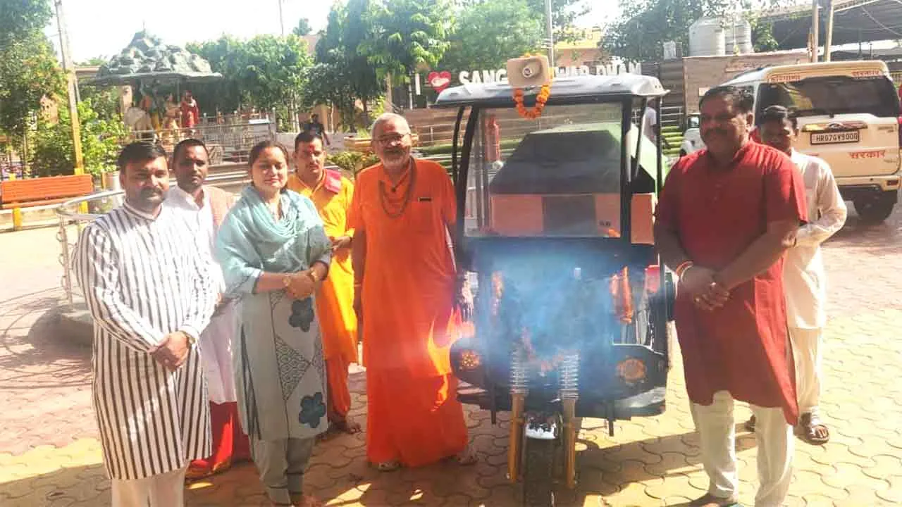 जिला परिषद ने संगमेश्वर महादेव मंदिर अरुणाय प्रशासन को क्षेत्र में स्वच्छता कायम रखने के लिए कचरा संग्रहण ई रिक्शा सौंपा
