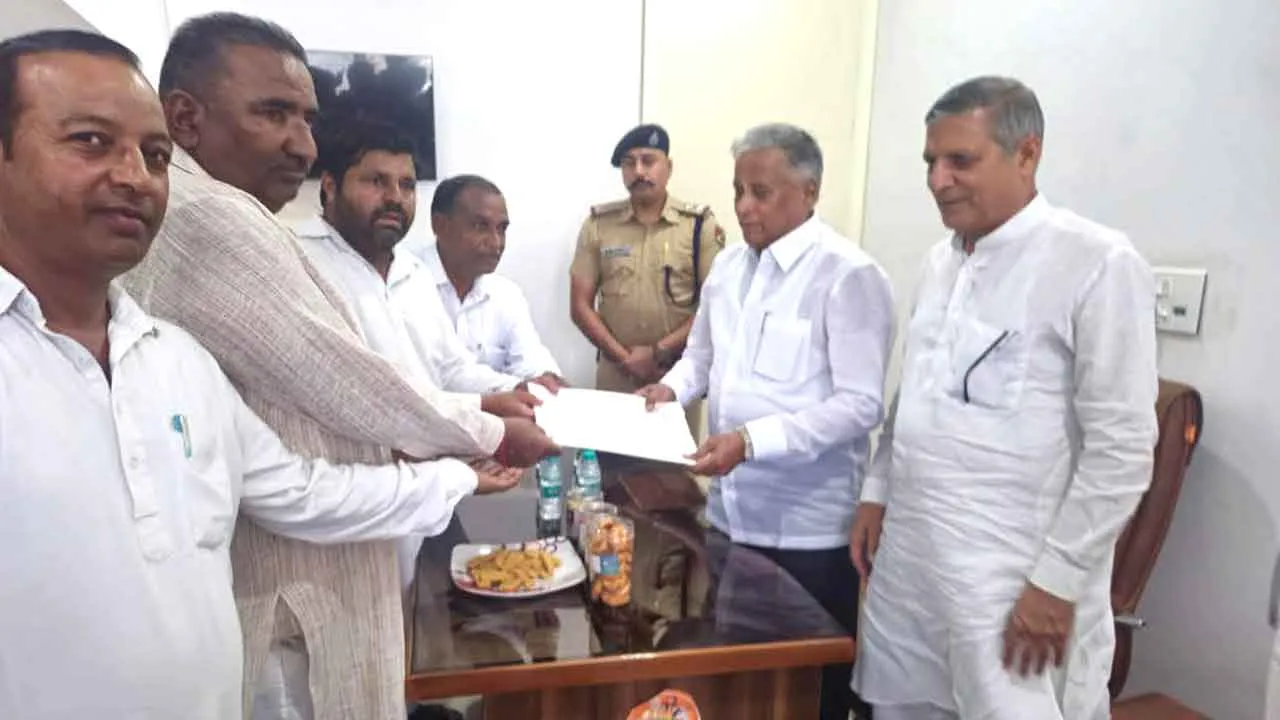 लक्कड़ मय प्रताप के लोगों ने यमुना में बेलगढ़ से निवाजपुर तक तट बंध बनवाने के लिए सौंपा ज्ञापन