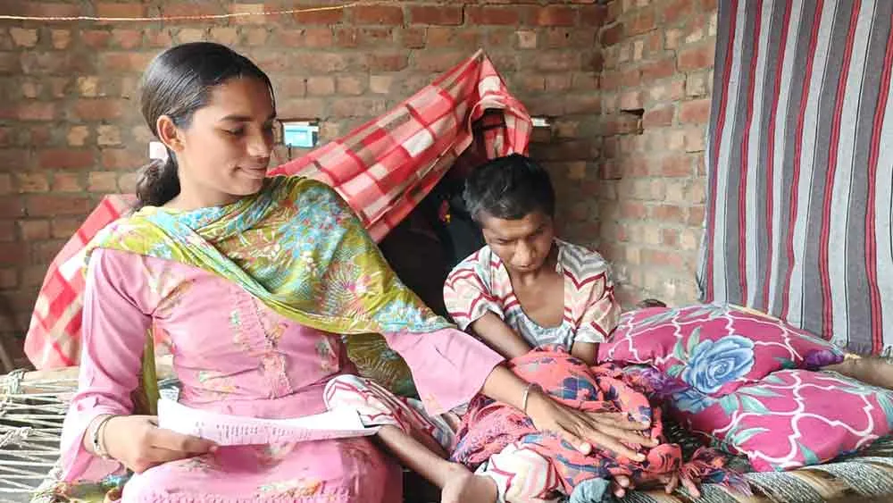 दिव्यांग लड़की के परिजनों को उसकी पेंशन लगवाने के लिए धक्के खाने को मजबूर