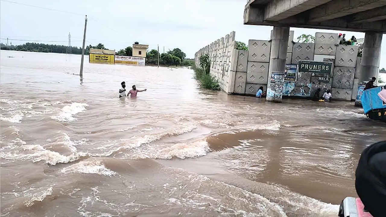 Punjab Flood: भारी बारिश व बाढ़ से व्यापक तबाही, पूरा प्रदेश प्रभावित