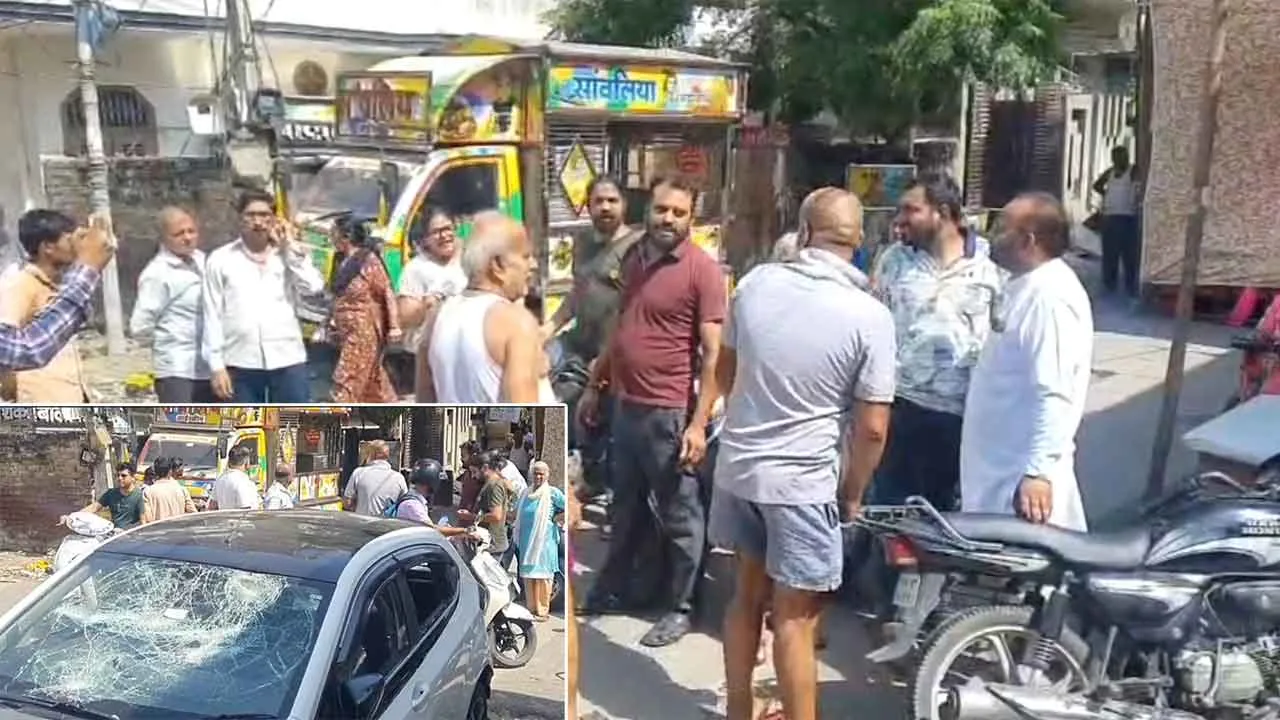 गांधी कैम्प में युवकों ने जमकर मचाया उत्पात, घरों के बाहर खड़ी गाड़ियों के शीशे व बिजली के मीटर तोड़े, दुकान में भी लगाई आग
