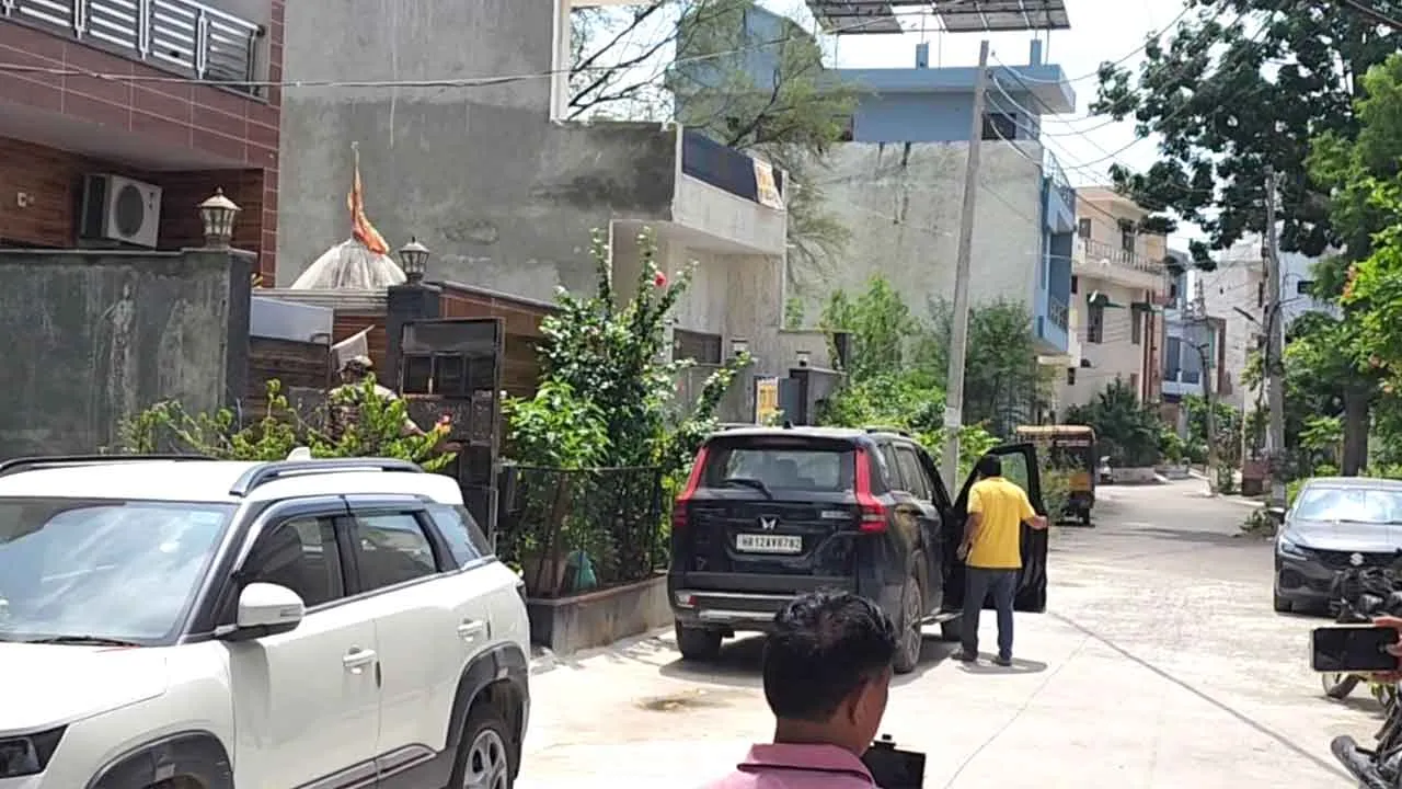 Raid: कबाड़ व्यापारी के घर आयकर विभाग की टीम ने मारा छापा, शहर में मचा हडकंप