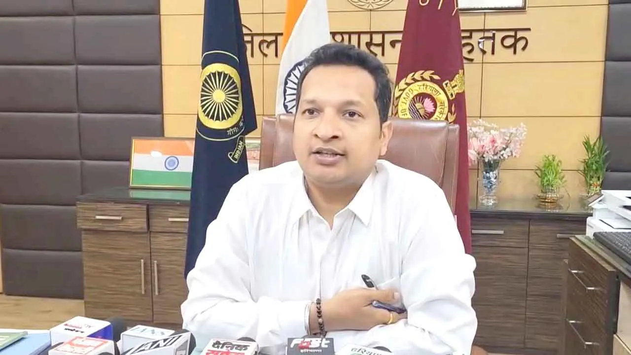 लघु सचिवालय में कर्मचारियों के जींस टी-शर्ट पहने व मोबाइल फोन का इस्तेमाल करने पर लगा बैन