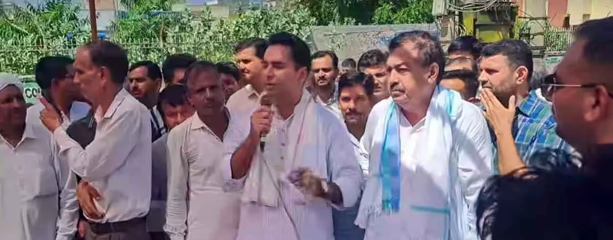 कचरे का निस्तारण न होने के विरोध में संगरिया बंद, किया चक्काजाम