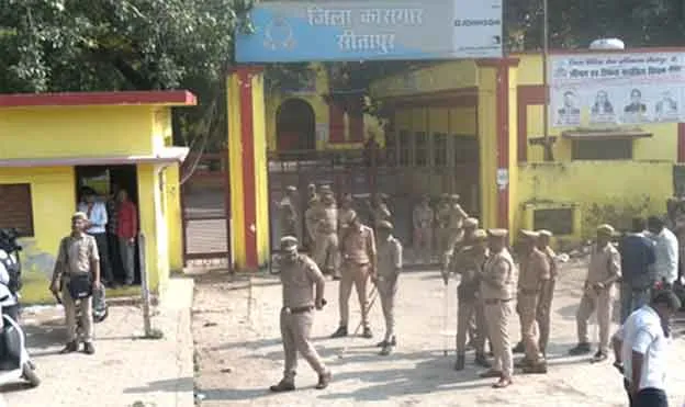 Sitapur Section 144: सीतापुर में धारा 144 लागू, जेल रोड पर जाम