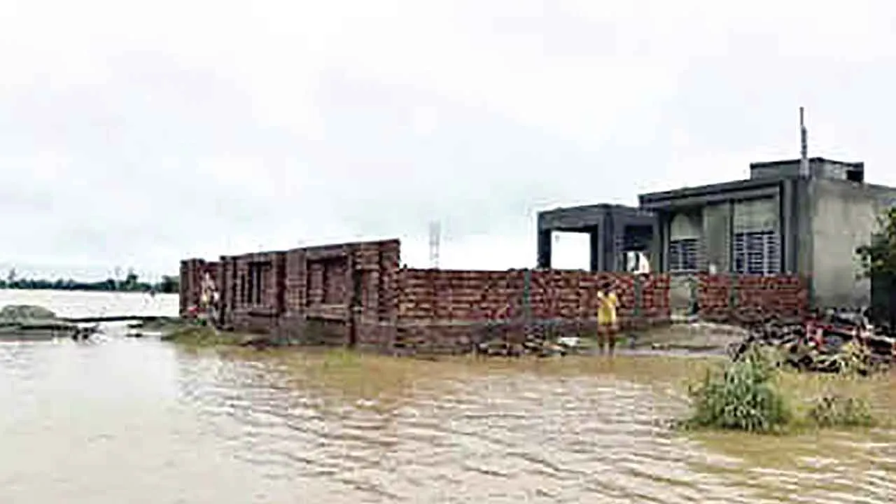 प्रदेश में भीषण बाढ़ से पीड़ितों की मदद का सिलसिला लगातार जारी