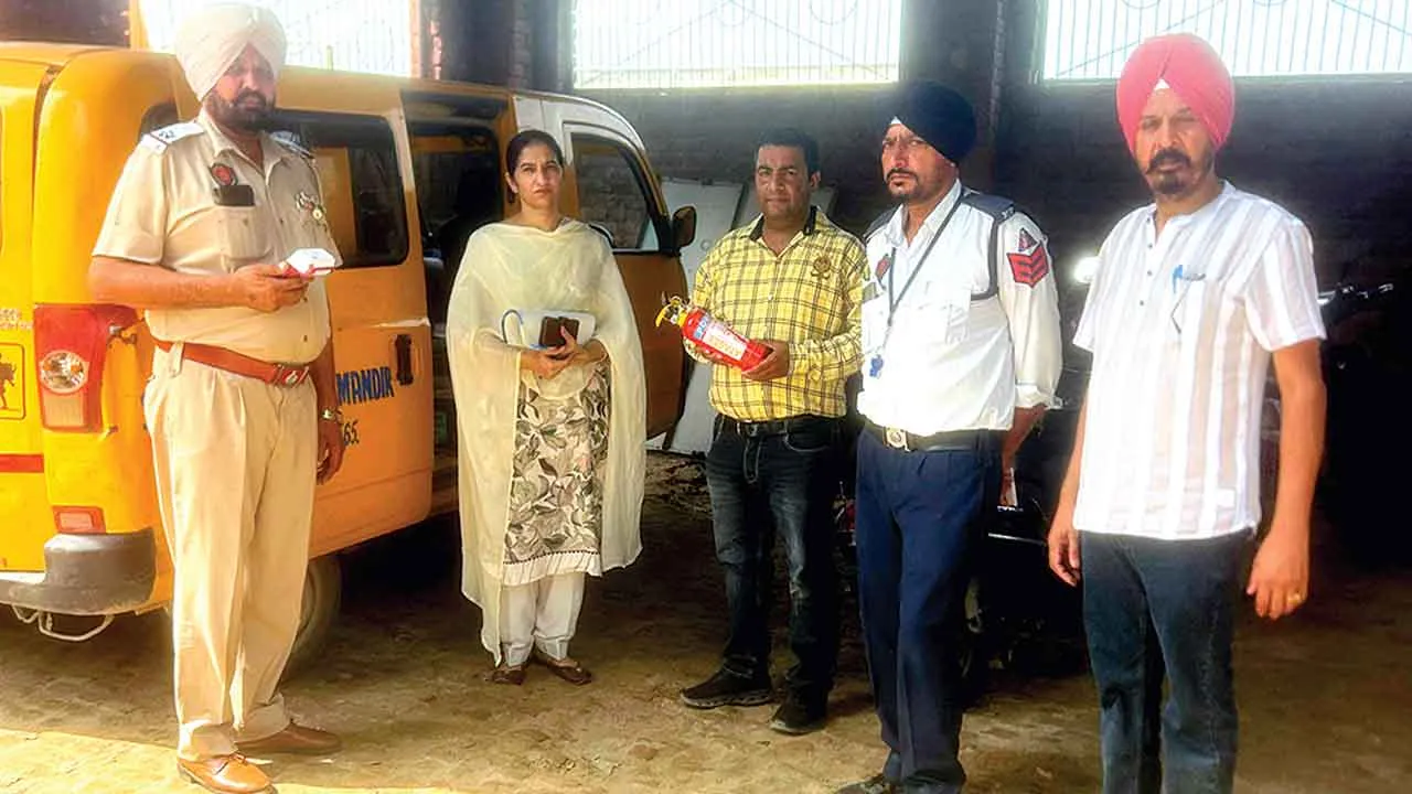 बाल सुरक्षा विभाग की टीम ने की स्कूल बसों की चैकिंग, काटे चालान