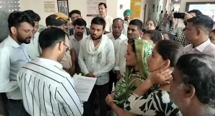 अनुबंध निरस्त से बेरोजगार हुए व्यावसायिक प्रशिक्षक